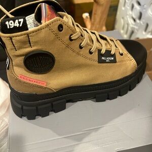🫒 Palladium Revolt Hi TX – Women’s 7.5 (Olive)